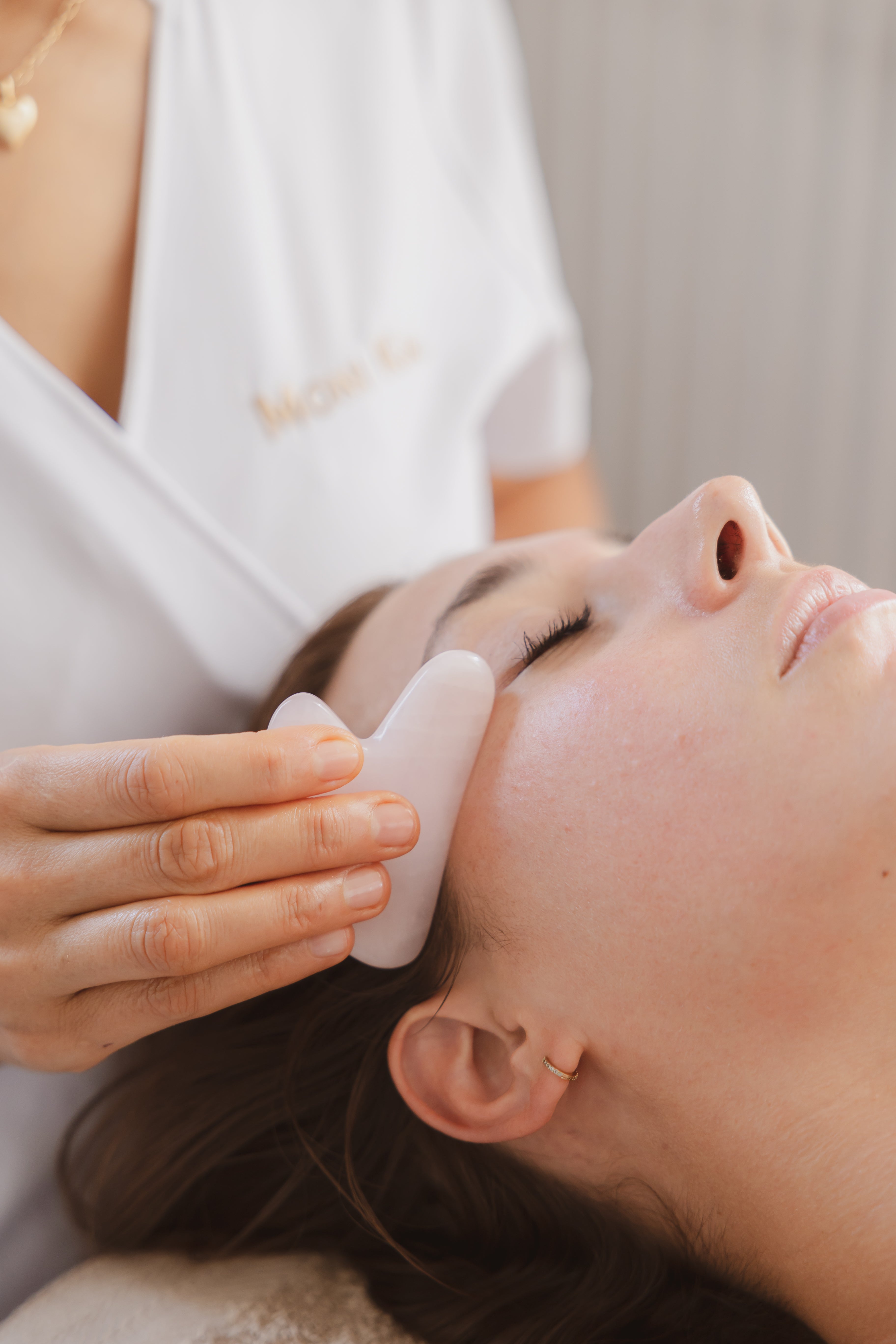 Gua Sha Visage et cou By Moni K Paris